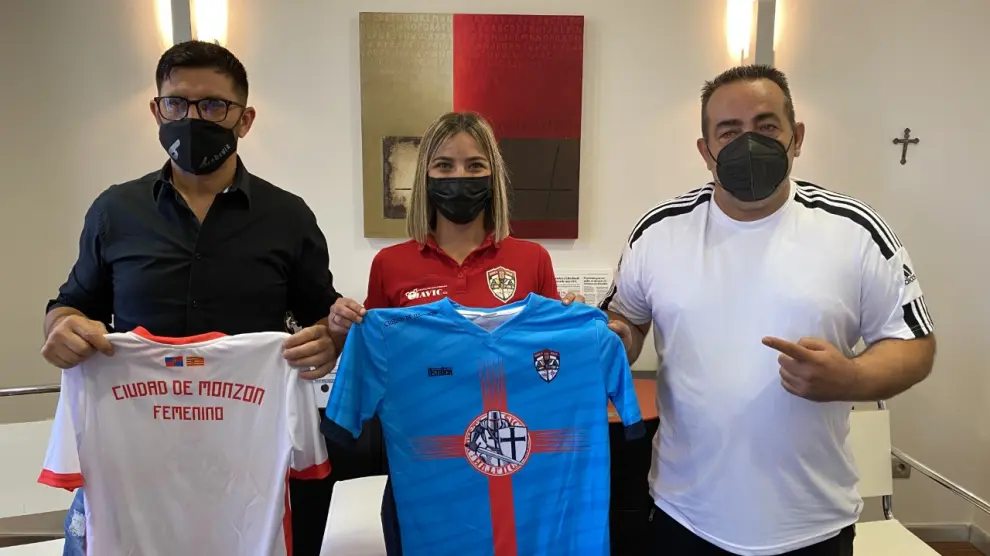 Maurius, Bayona y Burgos con las camisetas del equipo de fútbol femenino.