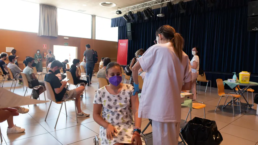 Niños vacunados contra el coronavirus en el centro cívico Universidad de Zaragoza, este jueves.