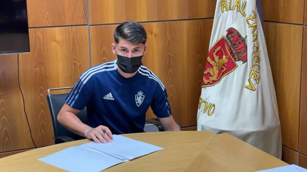 Borja Sainz, en la sede del Real Zaragoza en la noche de este jueves, firmando su contrato con el club aragonés.