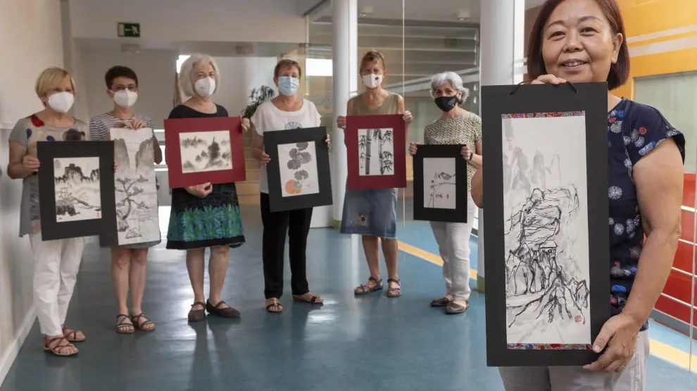 Kumiko Fujimura, junto a sus alumnas de pintura tradicional japonesa.