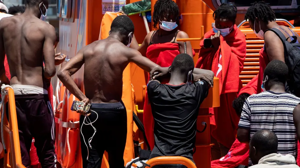 Salvamento Marítimo ha rescatado este viernes a 8 millas al sur de Gran Canaria una patera con 63 inmigrantes, 11 de ellos bebés