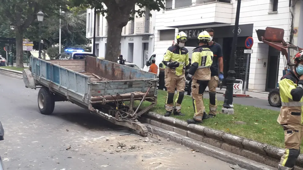 El tractor, que llevaba un remolque con varios jóvenes subido en él, tuvo un accidente en la avenida Jacetania de Jaca.