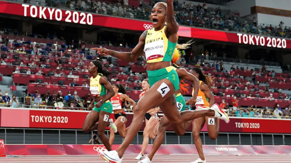 Tokyo 2020 Olympics - Athletics - Womens 100m - Final - OLS - Olympic Stadium, Tokyo, Japan - July 31, 2021. Elaine Thompson-Herah of Jamaica crosses the finish line first to win the gold medal REUTERS/Pawel Kopczynski/File photo       SEARCH BEST OF THE TOKYO OLYMPICS FOR ALL PICTURES. TPX IMAGES OF THE DAY.[[[REUTERS VOCENTO]]] OLYMPICS-2020/EDITORS CHOICE