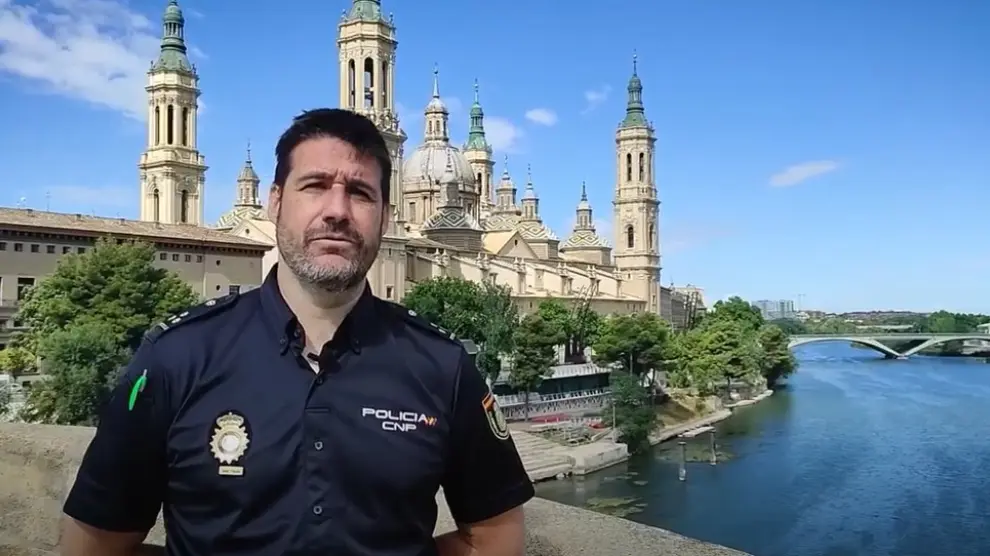 Un policia da consejos para un turismo seguro en Zaragoza.