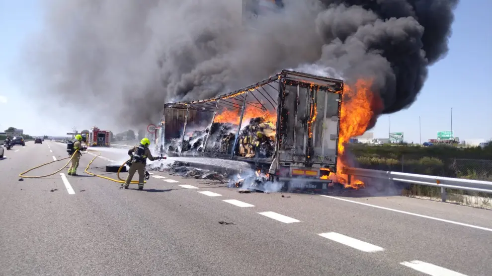 Incendio de un camión en Zaragoza