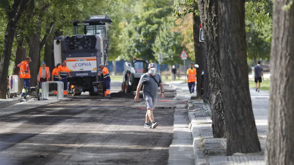Trabajos de la operación asfalto en el paseo de Tierno Galván