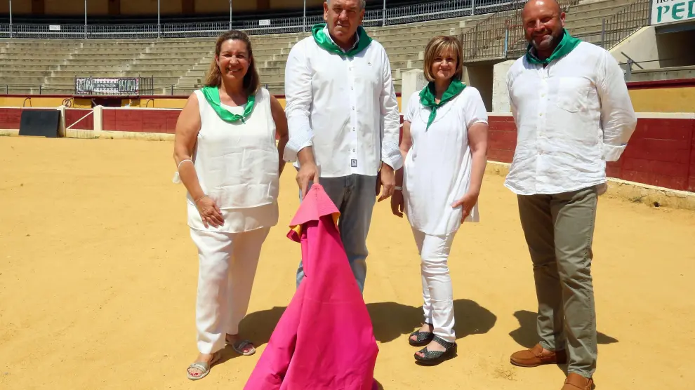 Maribel Ciprés, Jorge Mallén, Gloria Ruiz y Pablo Ciprés están deseando volver a ver festejos en la plaza de toros de Huesca.
