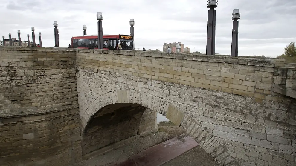 Por el puente de Piedra cruzan cuatro líneas de autobuses, así como taxis y vehículos de emergencia.