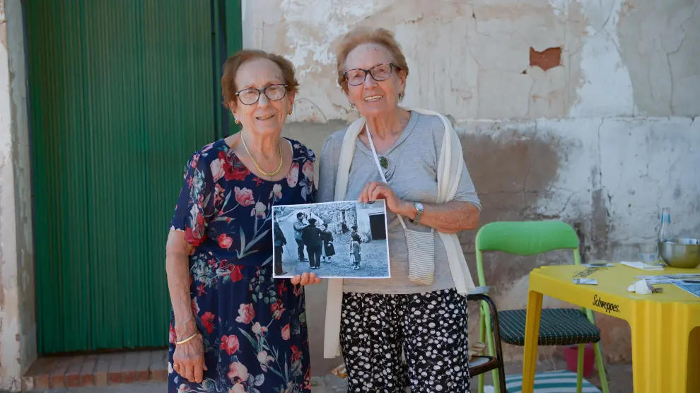 Rosario y su hermana Pilar, en la Venta de Caparrates, muestran la foto en la que aparece la primera de ellas junto con el resto del grupo, en el que se encuentra el periodista y escritor Ernest Hemingway.