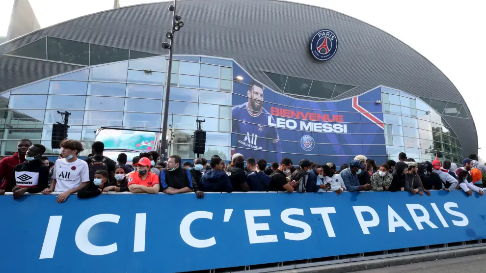 Decenas de aficionados del PSG esperan la llegada de Messi.