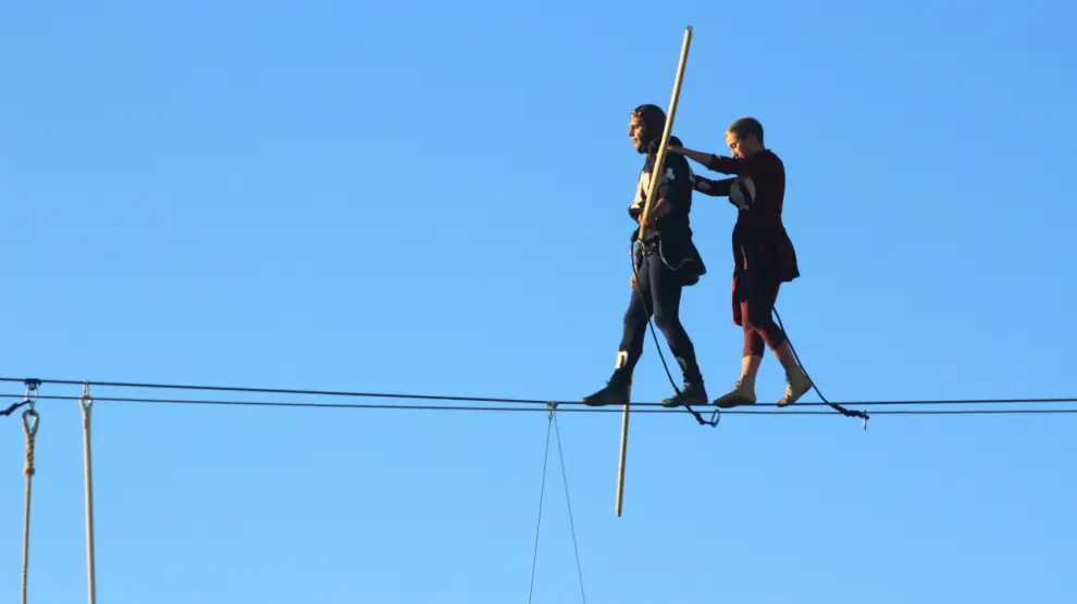 Miguel Pollán y La Corcoles (Mariona Moya) caminando sobre el cable.