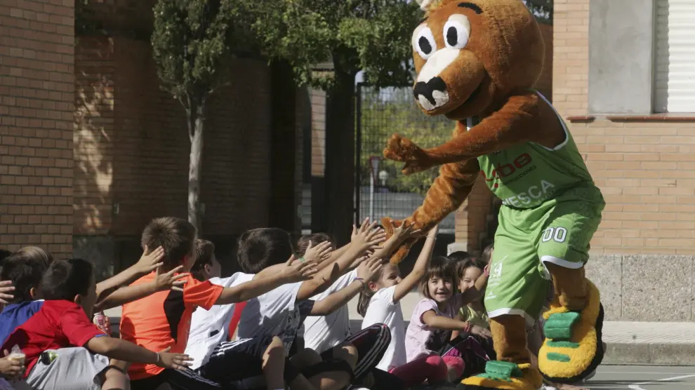 La mascota del Peñas Huesca, de visita en un centro escolar.