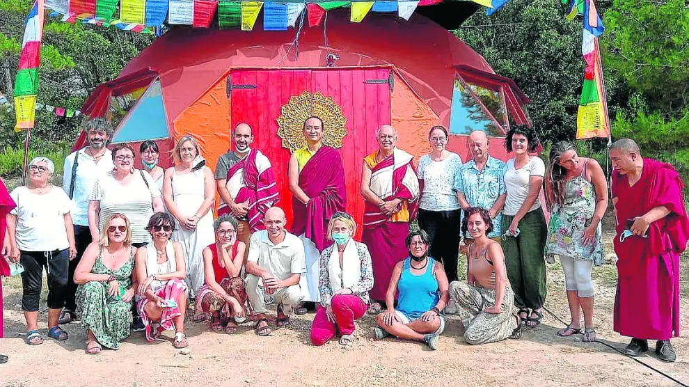 El maestro Gyana Vajra Rinpoché, en el centro, con practicantes budistas y una delegación del Ayuntamiento de Monroyo.