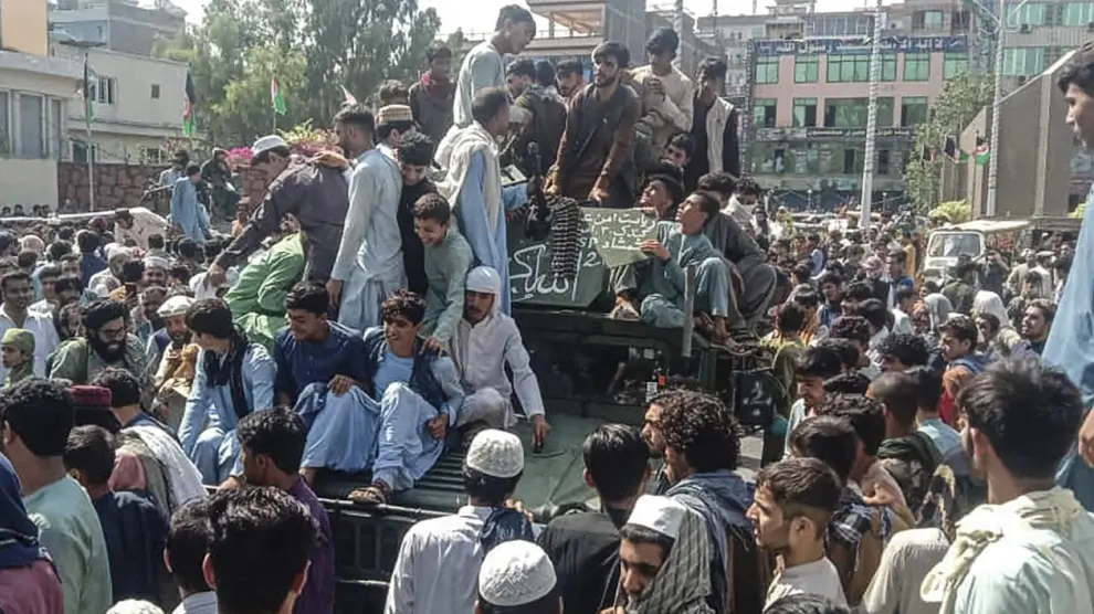 Decenas de vecinos de Kabul celebran la llegada de los talibanes a la capital de Afganistán.