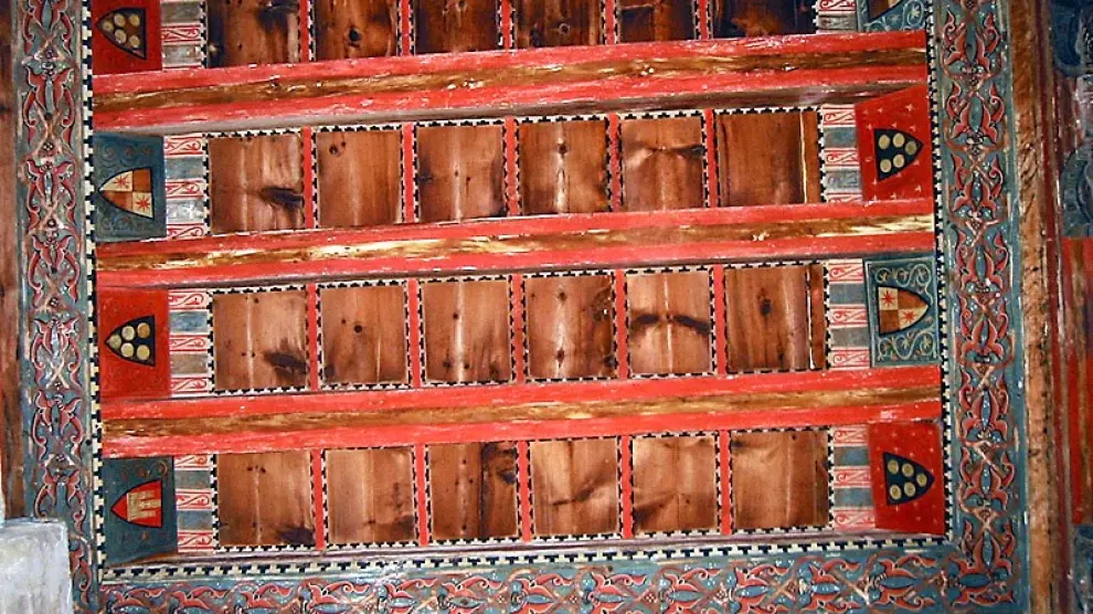 Alfarje de estilo mudéjar de la ermita, con decoración tallada y pintada.