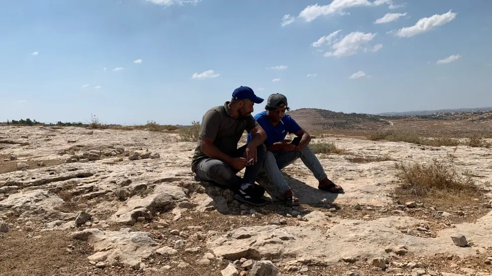 Dos palestinos, en una zona que ha registrado un aumento de ataques colonos.