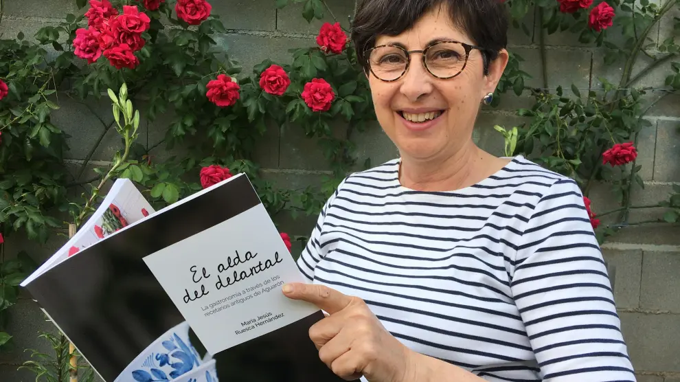 María Jesús Ruesca Hernández, con el libro ‘El alda del delantal’.