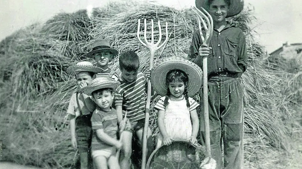 Jorge Gay con su familia y amigos. Él está detrás, con sombrero.