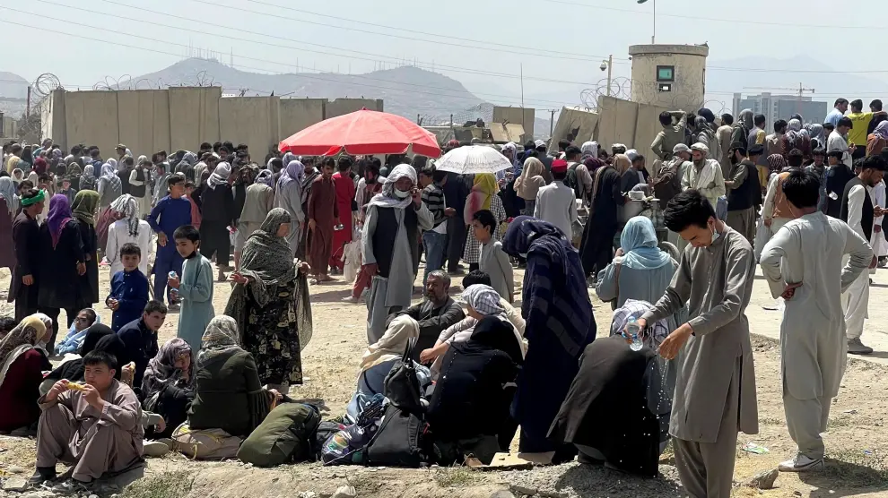 Personas esperando en el aeropuerto de Kabul.