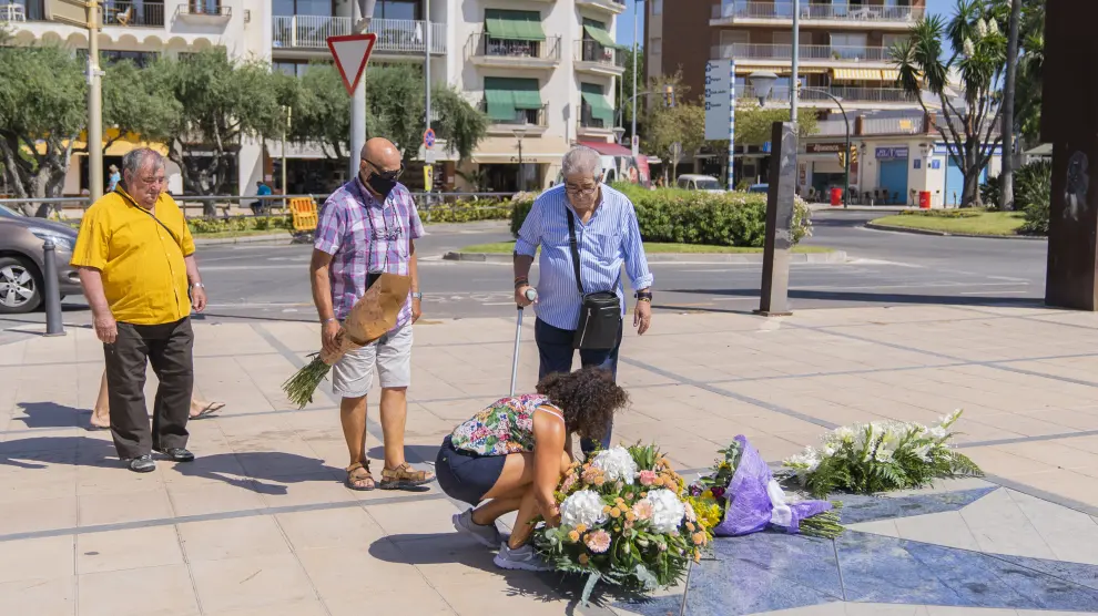 Roque Oriol, el viudo de Ana María Suárez, la zaragozna aseinada por los yihadistas en Cambrils el 17-A, en el Memorial con las flores que ha depositado esta mañana.