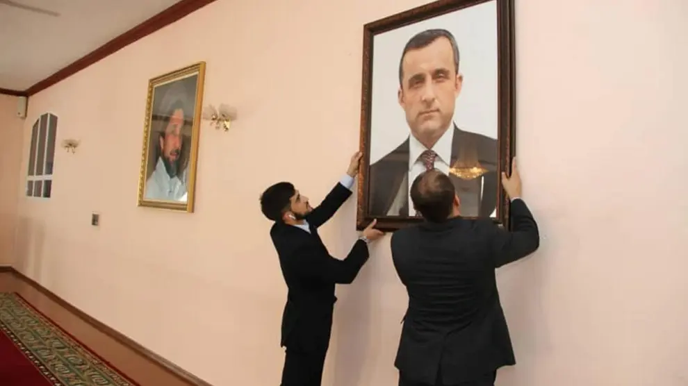 Descuelgan un retrato de Saleh cuelga un retrato de Amrullah Saleh de una  pared de la embajada en Dushanbe, en Tayistán.