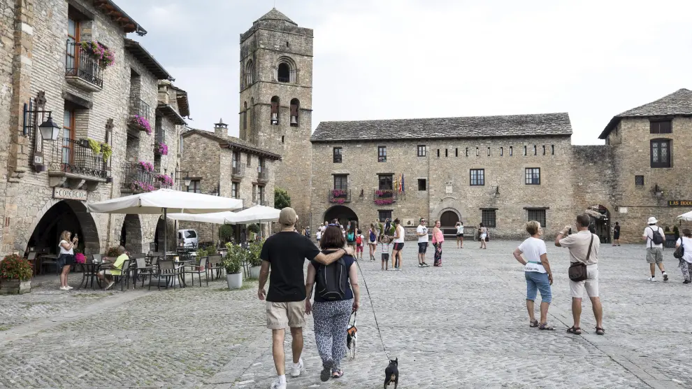En torno a los siglos XII y XIII se construyó esta plaza que hoy en día conserva toda su esencia convirtiéndose en una de las más bonitas de España. Todavía conserva restos de la primera muralla aunque el elemento característico de la plaza porticada son los arcos de medio punto.