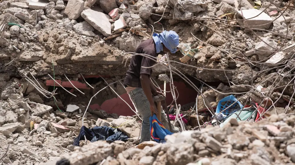 Búsqueda entre los escombros en Haití.