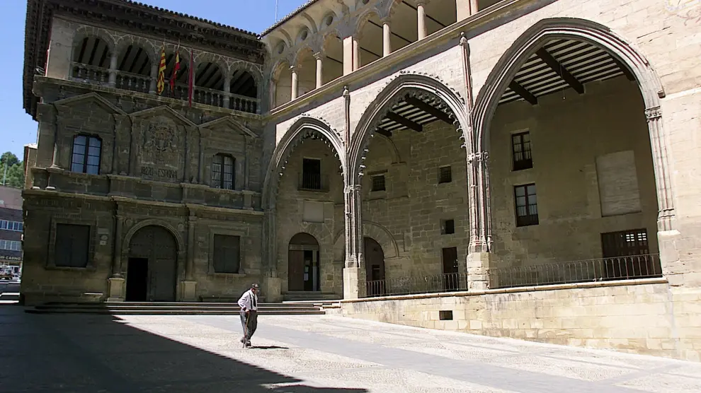 La plaza de España de Alcañiz alberga dos de los edificios más importantes de la ciudad: la Lonja y el Ayuntamiento. Es todo un espectáculo de arquitectura renacentista y formas clasicistas con su extensa galería de pórticos y arcos de medio punto.