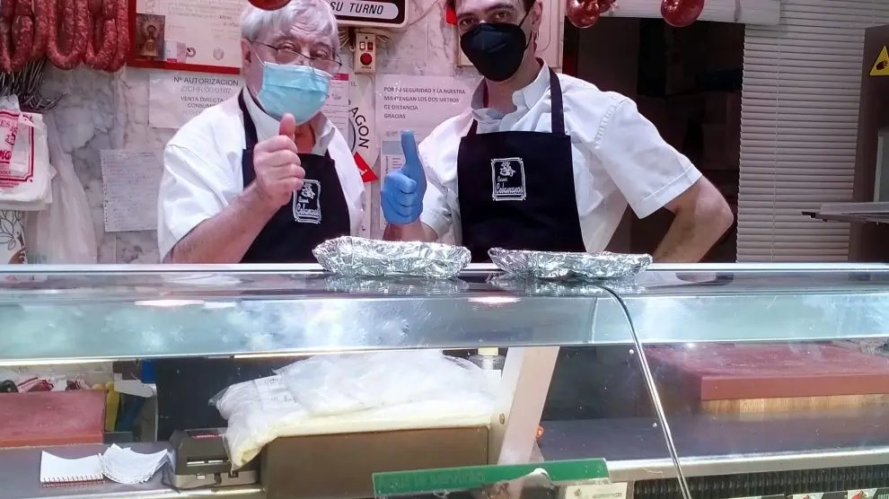 Los responsables de la carnicería Cebamanos, situada en el mercado Doménech.