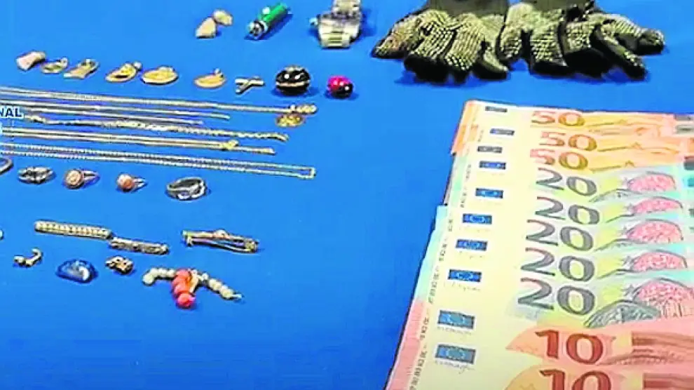 Los objetos hallados tras el robo de un piso en vía Hispanidad.