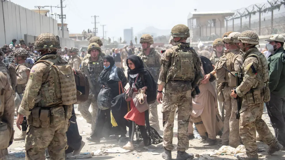 Soldados de las misiones internacionales continúan tratando de poner orden en el aeropuerto de Kabul.