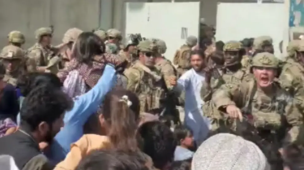 Fuerzas especiales afganas disperan a las personas concentradas ante el aeropuerto de Kabul, este domingo.