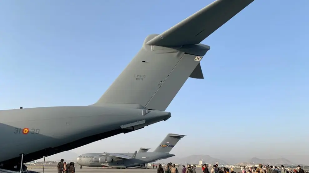 Los dos aviones con 177 evacuados a España, a su salida del aeropuerto de Kabul.