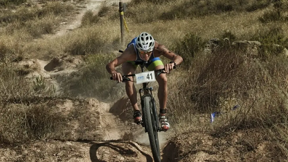Un triatleta, en acción en el campeonato de La Estanca en Alcañiz