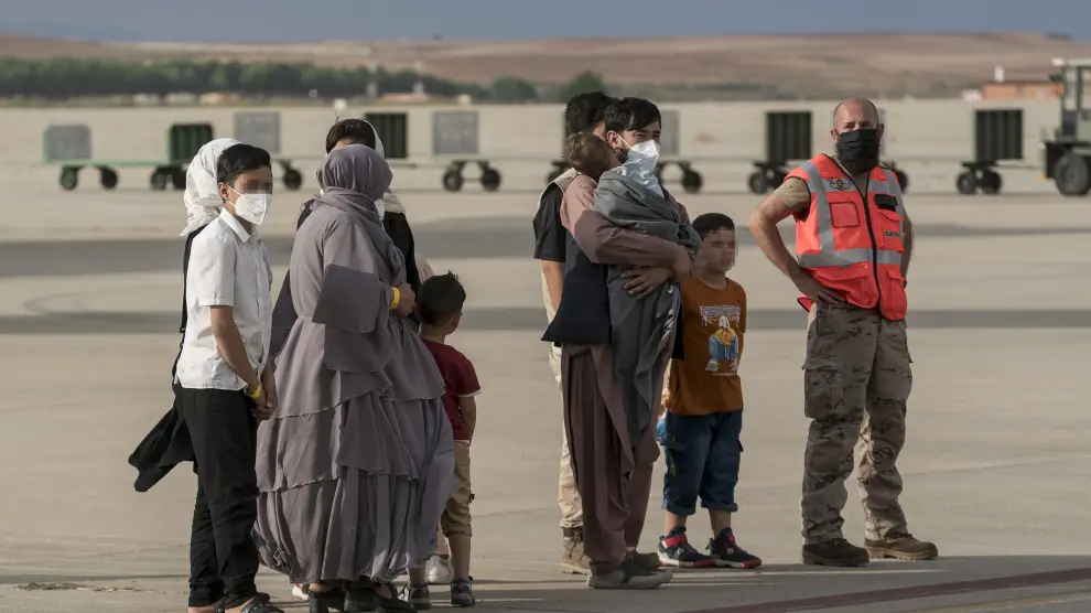 Personas llegadas de Afganistán a la base de Torrejón.