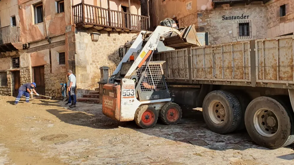 Operarios del Ayuntamiento, con maquinaria semipesada retiran el barro de las calles del casco histórico de la ciudad