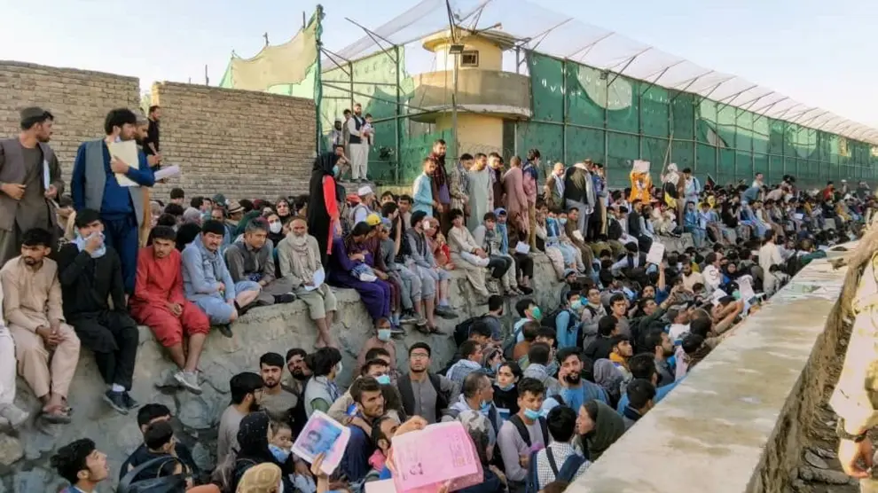 Miles de afganos esperan en las inmediaciones del aeropuerto de Kabul a ser evacuados del país.