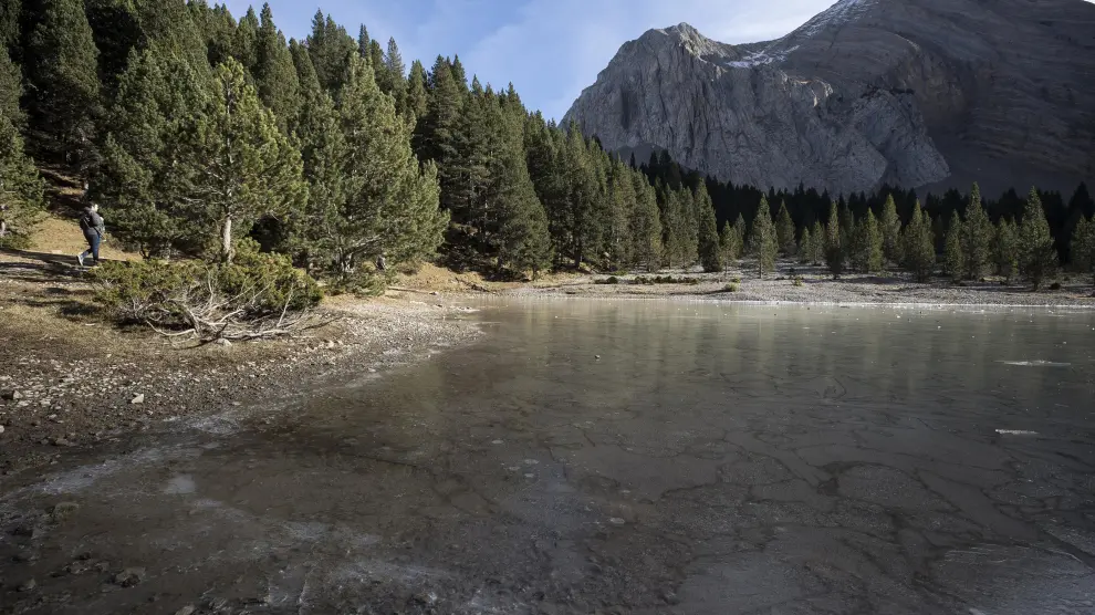 El ibón de Plan o Basa de la Mora es considerado uno de los más bonitos del Pirineo aragonés.
