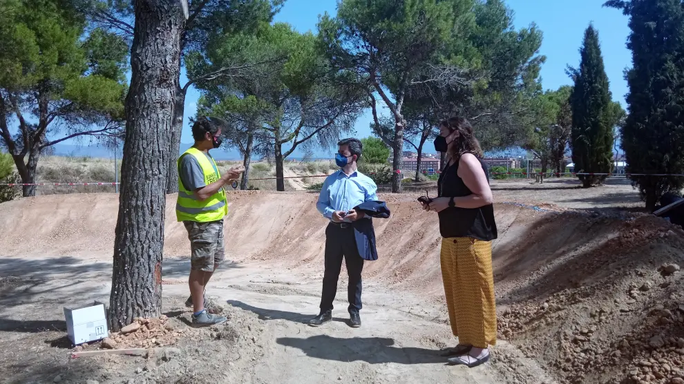 El alcalde de Huesca y la concejala de Urbanismo visitan las obras en el cerro de San Jorge.