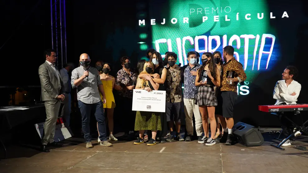 El equipo de 'Eucaristía', con el premio a Mejor Película.
