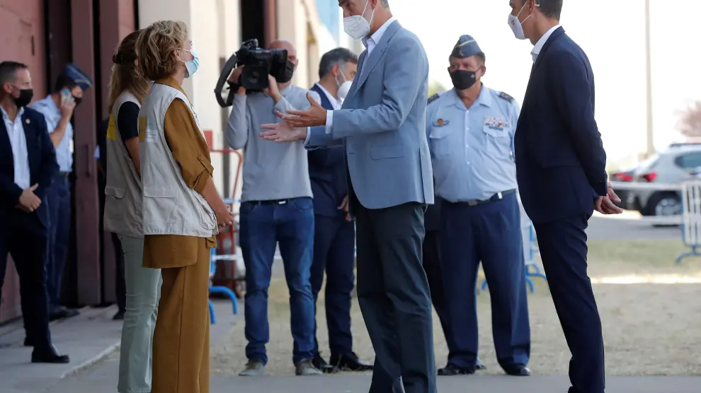 El rey Felipe VI y el presidente del Gobierno, Pedro Sánchez, visitan el centro de acogida temporal en la base de Torrejón de Ardoz