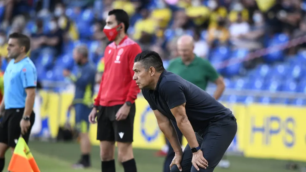 Nacho Ambriz observa a sus jugadores durante el encuentro con Las Palmas.