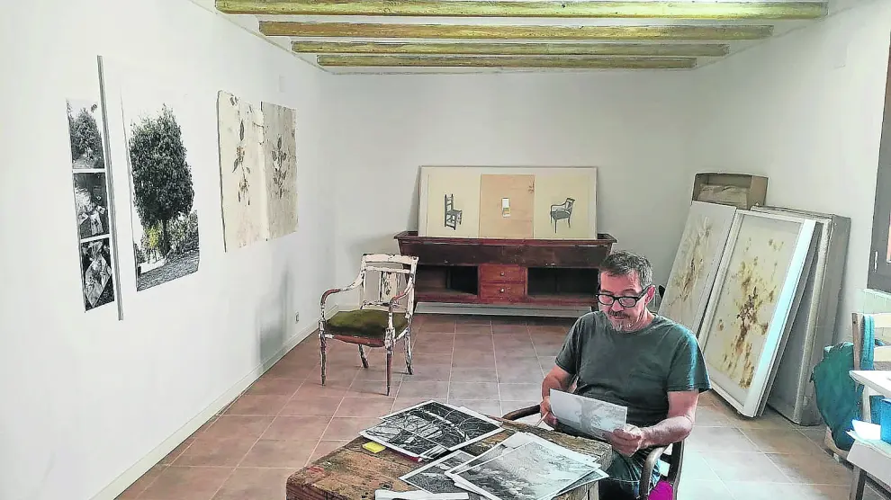 El estudio de la primera planta: Calero, que trabaja la escultura, la fotografía, el dibujo y las instalaciones, prepara más exposiciones.