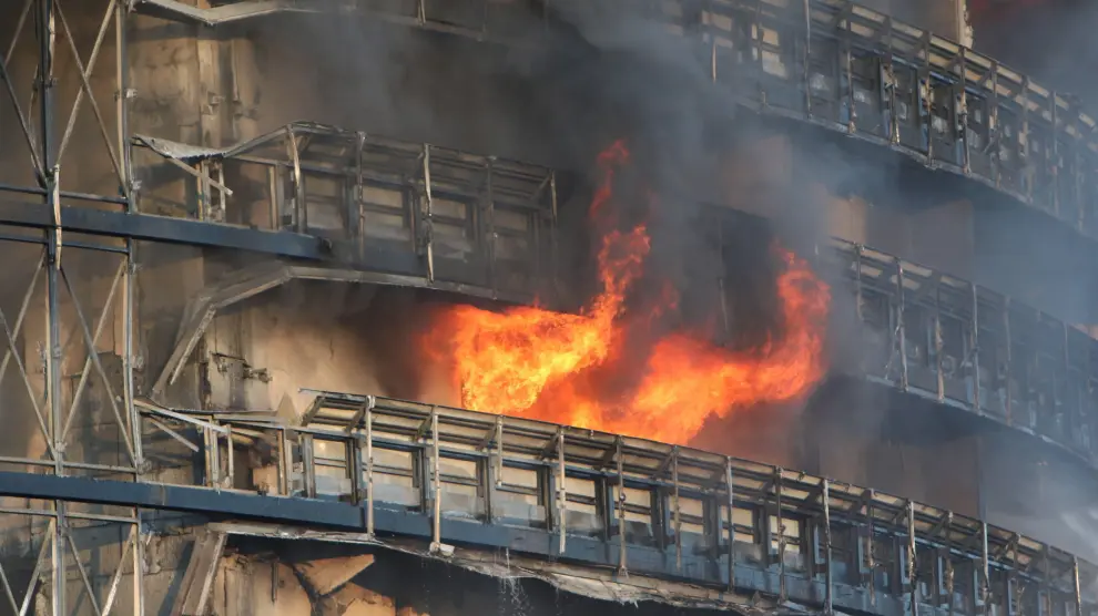 Un incendio acaba con un edificio de Milán de 20 pisos.