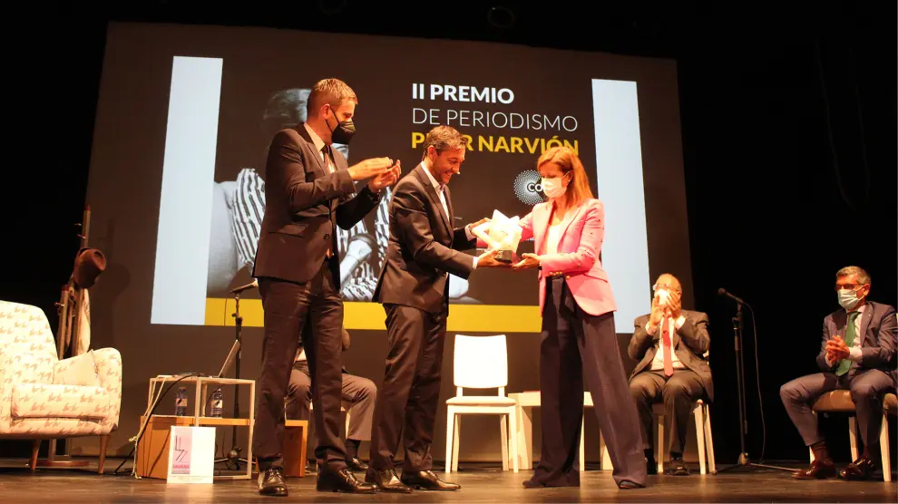 La directora de La Comarca, Eva Defior, entrega el galardón a Javier Ruiz