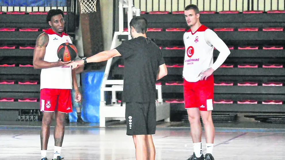 Los jugadores Okoye y Radoncic, en el entrenamiento del Casademont en Benasque.