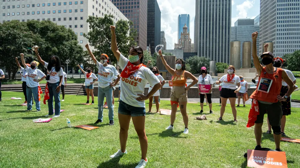 Activistas protestan en ciudades de Texas contra ley que restringe el aborto