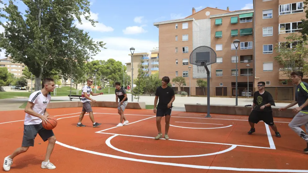 Miguel Labarta y sus amigos jugando a baloncesto.