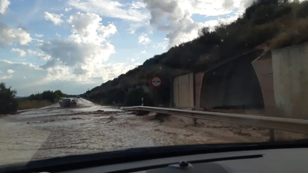 Un tramo de la carretera N-330 anegado por el agua tras la tormenta de esta tarde en Longares y alrededores.