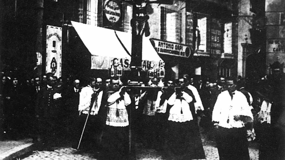 El Santo Cristo de la Seo, procesiona en rogativa ‘ad vetendam pluviam’ por las calles de Zaragoza, el 10 de agosto de 1924